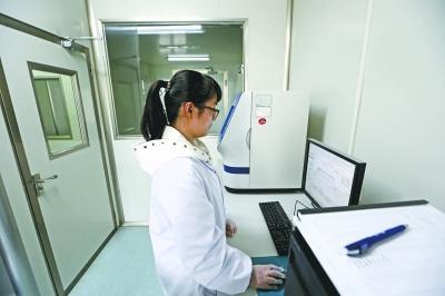 30年前看別人下棋弄丟兒子 30年后親子鑒定終認回