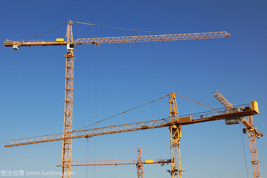 在一個建筑工地上的起重機